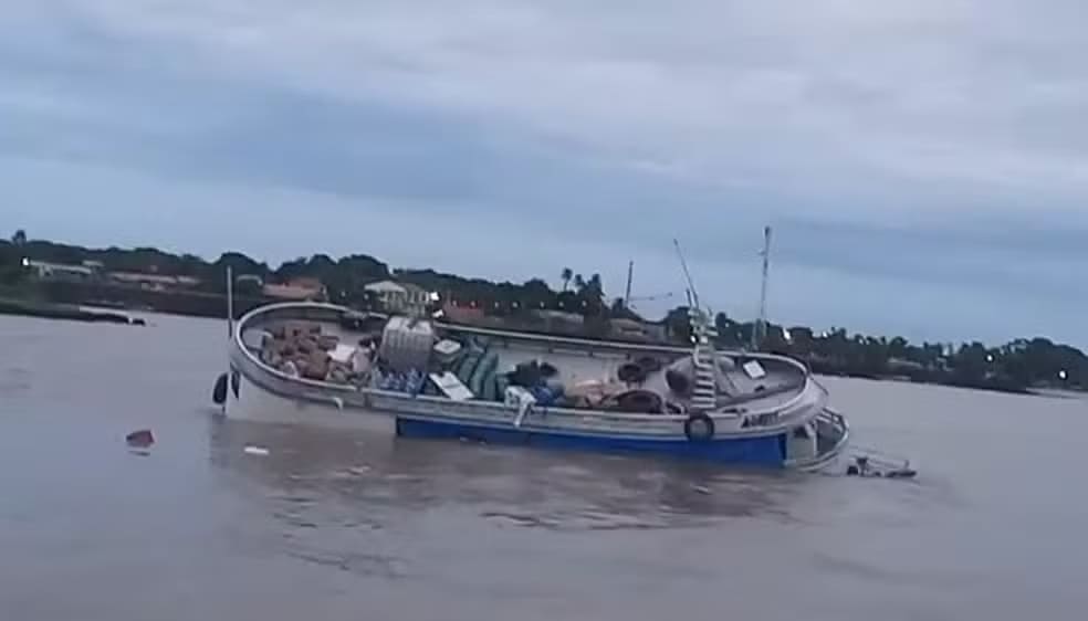 Embarcação naufraga no Pará com cerca de 60 passageiros